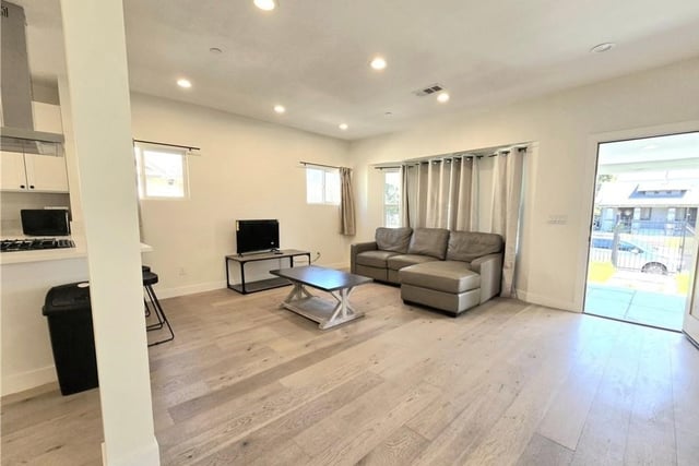 1225 W 41st 1227, Los Angeles, CA 90037 — photo 3 of 39