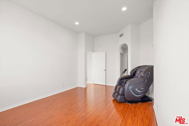801 Lorraine Boulevard 301, Los Angeles, CA 90005 — photo 28 of 44