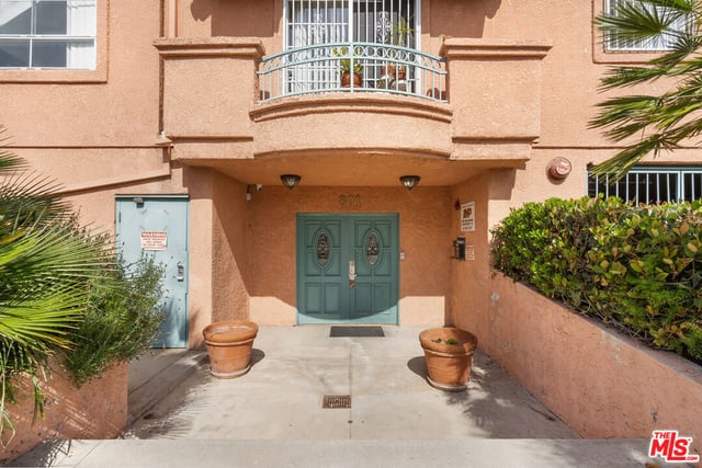 801 Lorraine Boulevard 301, Los Angeles, CA 90005 — photo 3 of 44