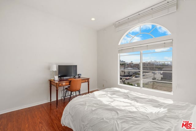 801 Lorraine Boulevard 301, Los Angeles, CA 90005 — photo 34 of 44