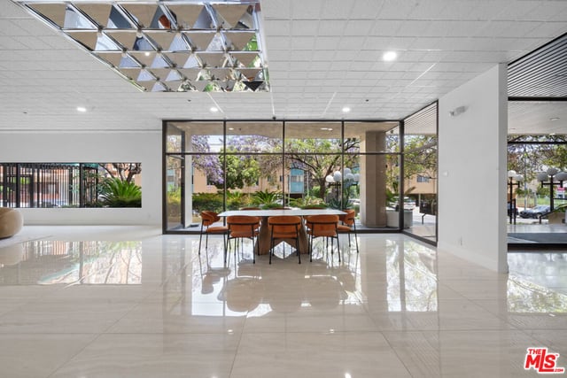 727 S Ardmore Avenue 304, Los Angeles, CA 90005 — photo 4 of 19