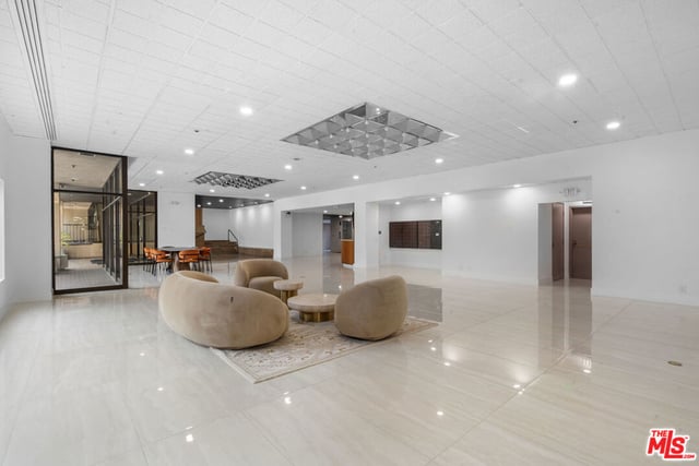 727 S Ardmore Avenue 304, Los Angeles, CA 90005 — photo 5 of 19
