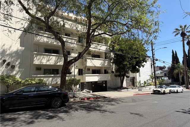 960 Larrabee, West Hollywood, CA 90069 — photo 3 of 15