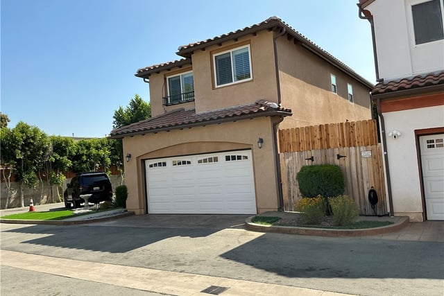8621 Noble Avenue 4, North Hills, CA 91343 — photo 2 of 7