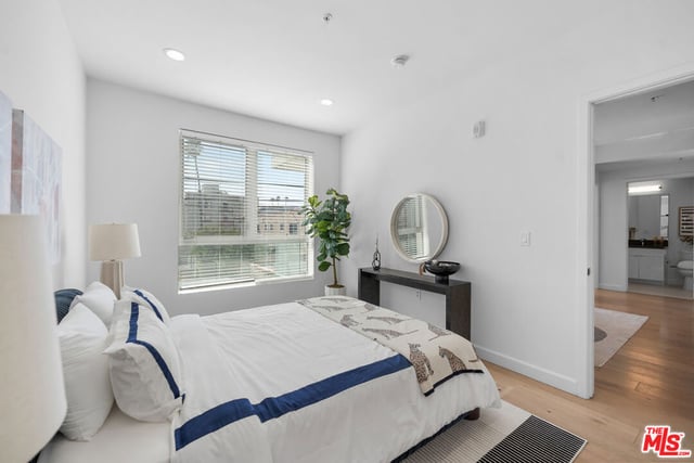 105 S Mariposa Avenue 204, Los Angeles, CA 90004 — photo 13 of 47