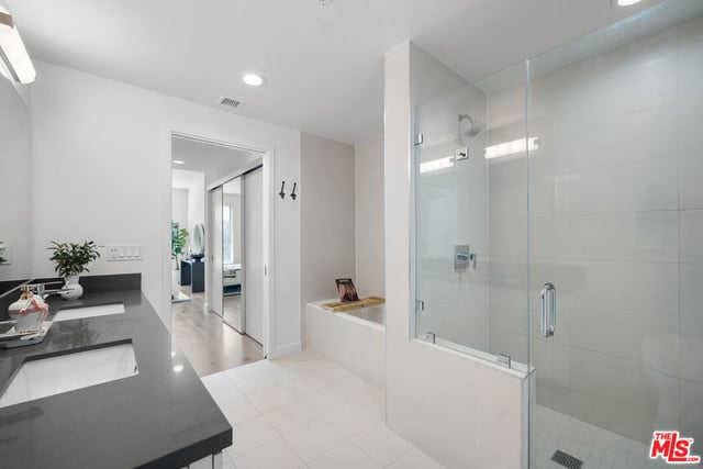 105 S Mariposa Avenue 204, Los Angeles, CA 90004 — photo 20 of 47