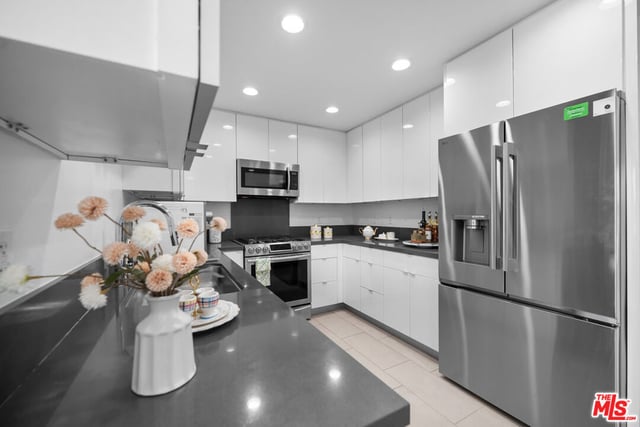 105 S Mariposa Avenue 204, Los Angeles, CA 90004 — photo 29 of 47