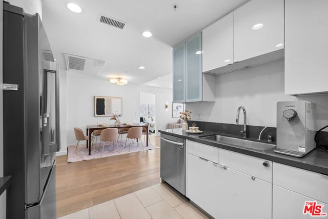 105 S Mariposa Avenue 204, Los Angeles, CA 90004 — photo 31 of 47