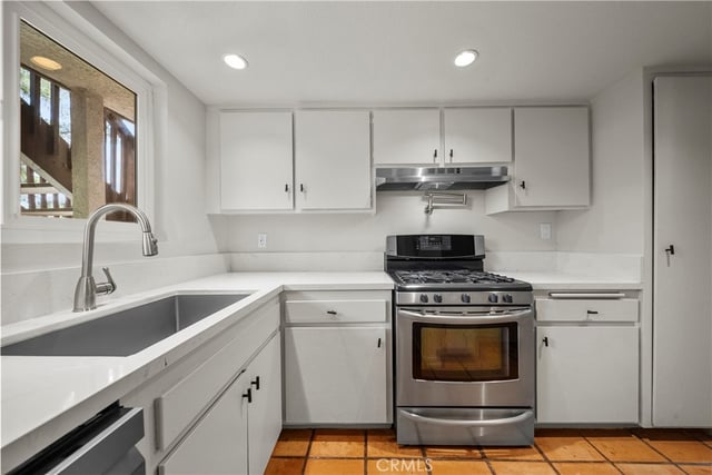 17847 Beneda Lane 10, Canyon Country, CA 91351 — photo 14 of 34