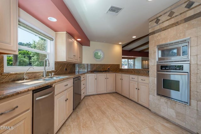 942 Loma Vista Place, Santa Paula, CA 93060 — photo 3 of 33