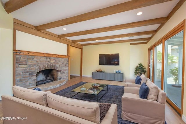 942 Loma Vista Place, Santa Paula, CA 93060 — photo 8 of 33