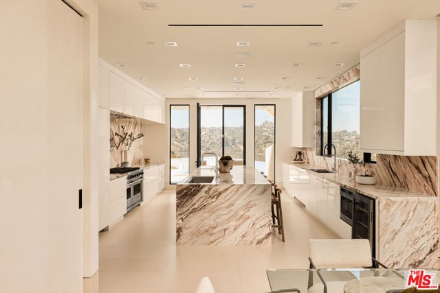 2700 Woodstock Road, Los Angeles, CA 90046 — photo 17 of 54