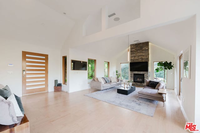 10110 Cielo Drive, Beverly Hills, CA 90210 — photo 4 of 19