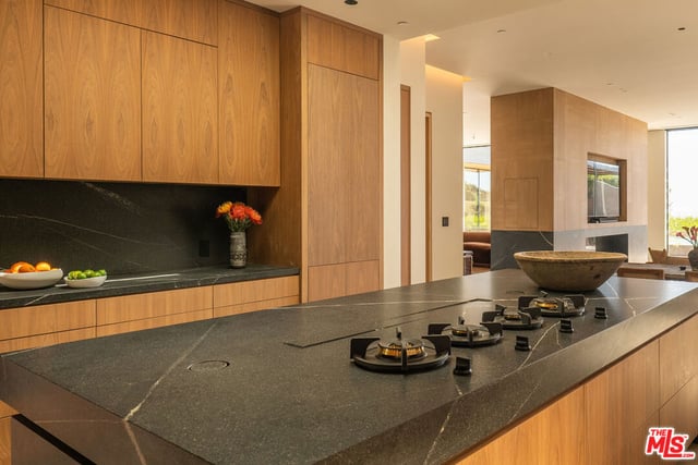 2657 Larmar Road, Los Angeles, CA 90068 — photo 14 of 32