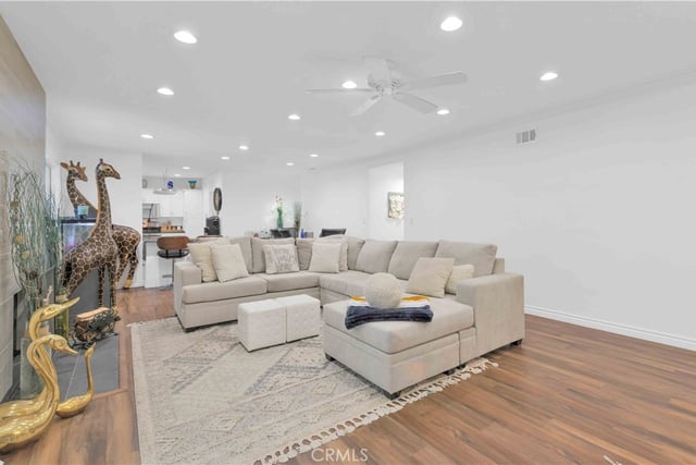 4771 Excelente Drive, Woodland Hills, CA 91364 — photo 4 of 40