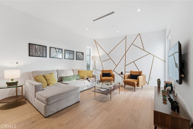 1030 N Kings Road 405, West Hollywood, CA 90069 — photo 4 of 26