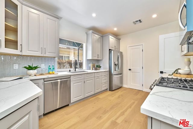 916 S Victoria Avenue, Los Angeles, CA 90019 — photo 16 of 43