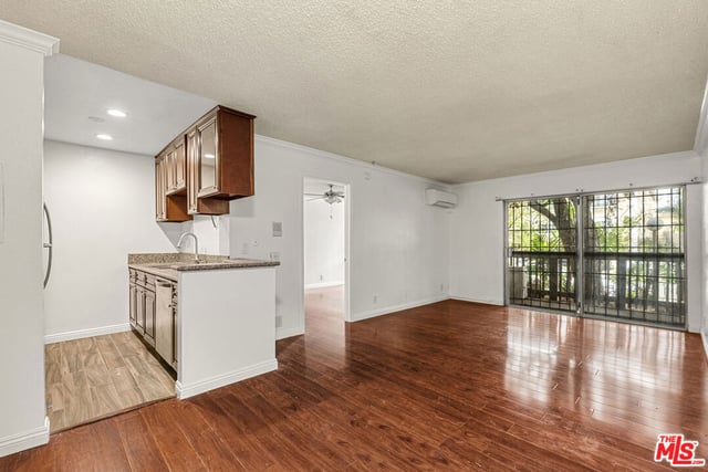 525 S Ardmore Avenue 107, Los Angeles, CA 90020 — photo 2 of 22
