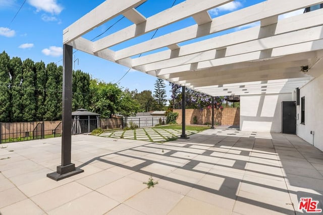 5853 S La Brea Avenue, Los Angeles, CA 90056 — photo 24 of 38