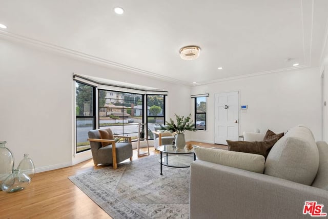 5853 S La Brea Avenue, Los Angeles, CA 90056 — photo 5 of 38
