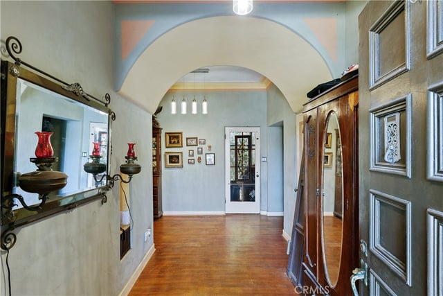 819 S Curson Avenue, Los Angeles, CA 90036 — photo 3 of 31