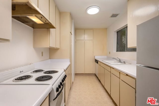 8400 De Longpre Avenue 104, West Hollywood, CA 90069 — photo 12 of 24