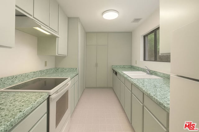 8400 De Longpre Avenue 104, West Hollywood, CA 90069 — photo 13 of 24