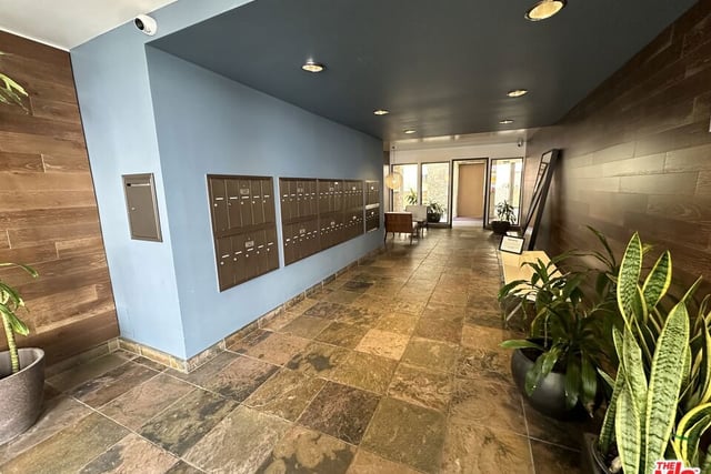 8400 De Longpre Avenue 104, West Hollywood, CA 90069 — photo 4 of 24