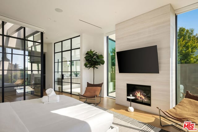 952 N Laurel Avenue, Los Angeles, CA 90046 — photo 14 of 27