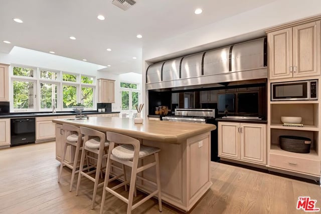 812 N Bedford Drive, Beverly Hills, CA 90210 — photo 9 of 36