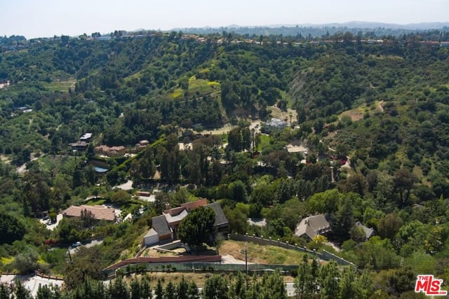 3025 Benedict Canyon Drive, Beverly Hills, CA 90210 — photo 6 of 7