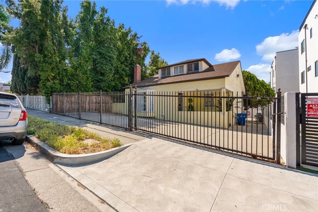 4458 Maplewood Avenue, Los Angeles, CA 90004 — photo 2 of 38