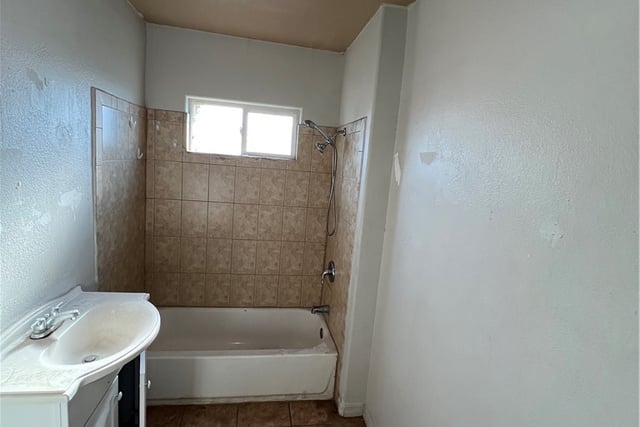 207 W 85TH PLACE, Los Angeles, CA 90003 — photo 10 of 26