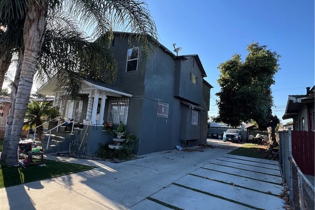 207 W 85TH PLACE, Los Angeles, CA 90003 — photo 3 of 26