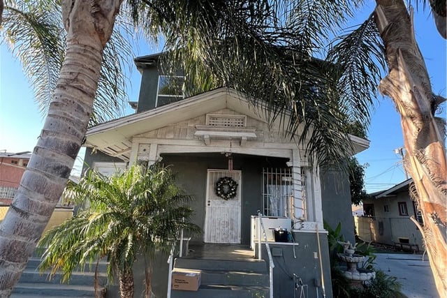 207 W 85TH PLACE, Los Angeles, CA 90003 — photo 4 of 26