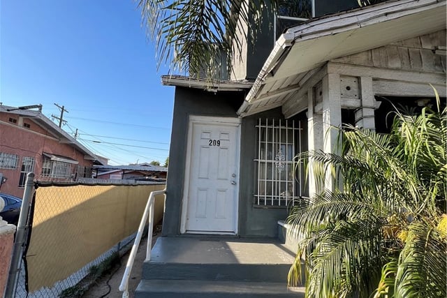 207 W 85TH PLACE, Los Angeles, CA 90003 — photo 5 of 26
