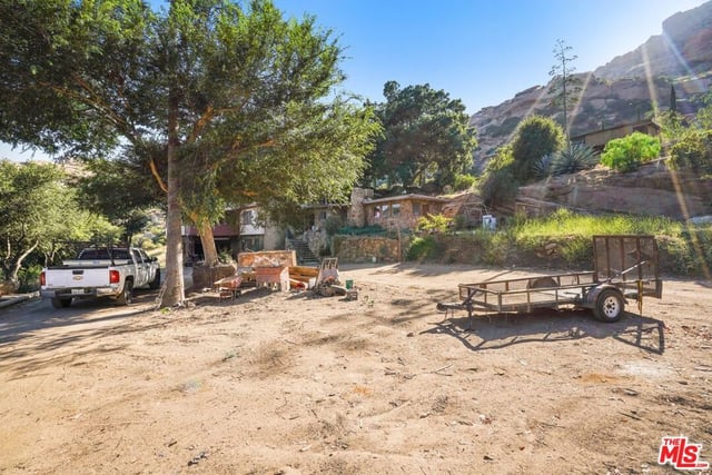 670 Bryant Drive, Canoga Park, CA 91304 — photo 4 of 22