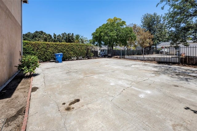 10322 Rincon Avenue, Pacoima, CA 91331 — photo 15 of 33