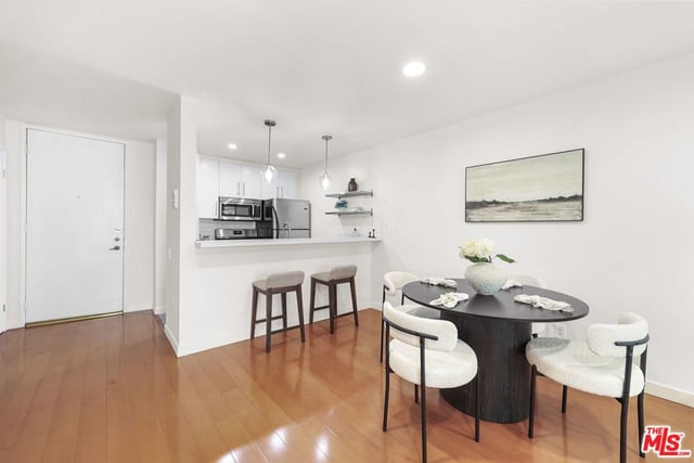 532 N Rossmore Avenue 203, Los Angeles, CA 90004 — photo 3 of 33