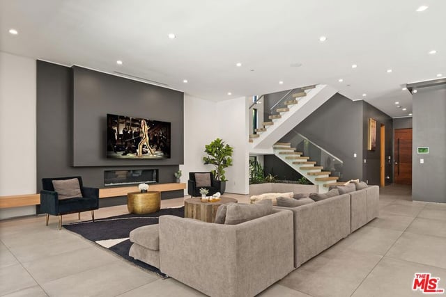 4527 Simpson Avenue, Studio City, CA 91607 — photo 8 of 34