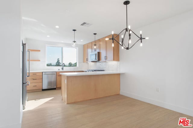 11222 W Lyon Lane 10, North Hollywood, CA 91606 — photo 2 of 28