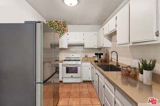 8130 Blackburn Avenue, Los Angeles, CA 90048 — photo 7 of 34