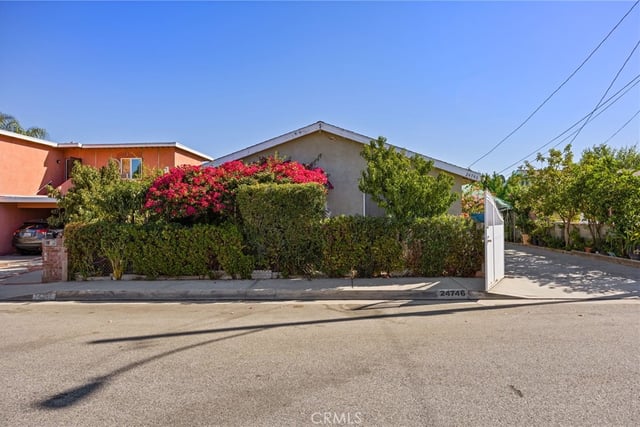 24746 Spruce, Newhall, CA 91321 — photo 4 of 34