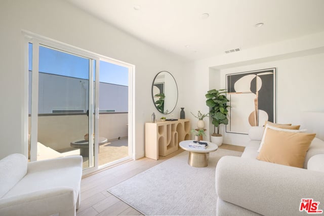 11222 W Victory Boulevard 2, North Hollywood, CA 91606 — photo 10 of 24