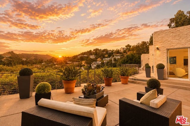 9422 Readcrest Drive, Beverly Hills, CA 90210 — photo 10 of 39
