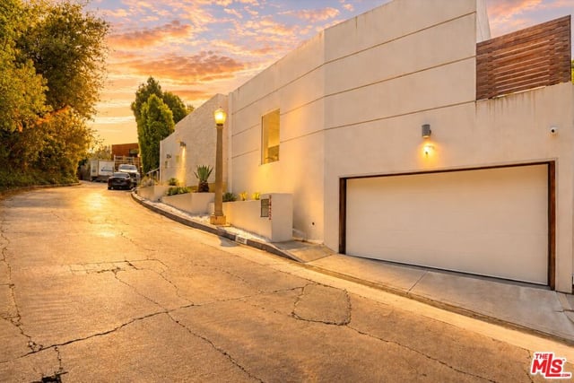 9422 Readcrest Drive, Beverly Hills, CA 90210 — photo 12 of 39