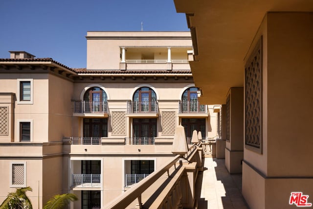 225 N Canon Drive 7D, Beverly Hills, CA 90210 — photo 20 of 39