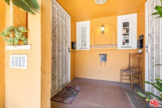 1185 S Tremaine Avenue, Los Angeles, CA 90019 — photo 59 of 60