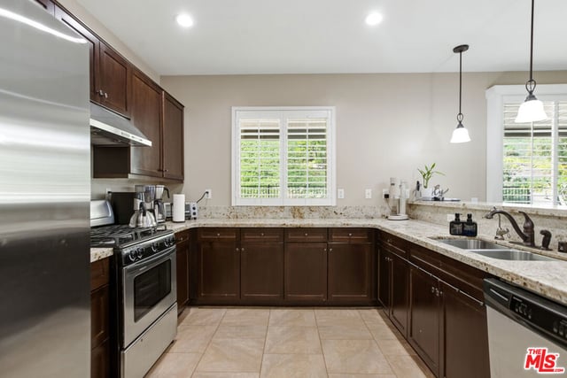 19850 Holly Drive, Santa Clarita, CA 91350 — photo 20 of 41