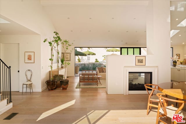 3640 Mandeville Canyon Road, Los Angeles, CA 90049 — photo 3 of 39